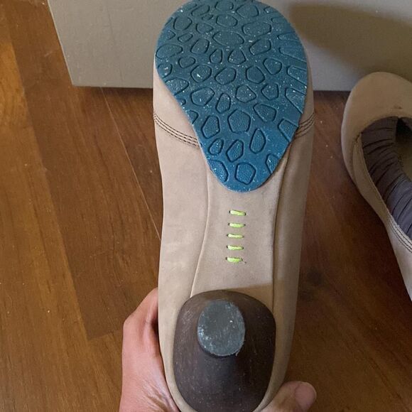 Terra Plana Beige Brown Ruffled Trim Round Toe Heels Womens Size 39/8.5 - Picture 6 of 8